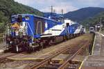 Touristikzug auf der kaum befahrenen Kisuki-Linie: Auf dieser ca. 90 km langen Strecke aus dem westjapanischen Hochland hinunter Richtung Japanisches Meer gibt es kaum noch Zge, doch der Touristikzug mit zwei offenen Wagen wird glcklicherweise immernoch im Sommer angeboten. Hier steht der Zug mit Lok DE15 2558 an der Ausgangsstation hoch in den Bergen in Bingo Ochiai, 21.September 2002.   