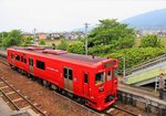 KIHA 220 (キハ220) von JR Kyûshû: Einzelwagen mit zwei Führerständen, 450 PS, 20 m lang, 3 Türen seitlich angeordnet. 6 Wagen gebaut 1997, 12 modernere Wagen (Serie KIHA 220-200) gebaut 2006-2009. Im Bild Wagen KIHA 220-201 in Tanushimaru, 2.Mai 2016. 