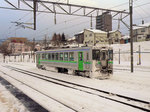 KIHA 150 (キハ150) von JR Hokkaidô: Triebwagen KIHA 150-16 ist in Otaru angekommen nach einer Fahrt über den tief verschneiten Pass vom Südenwesten der Insel her.