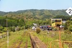 KIHA 125 (キハ125): Ueppige Natur auf Kyûshû im Spätfrühling; auf der Fahrt in KIHA 125-9 (im Spiegel) auf der Imari-Linie in Nordwest-Kyûshû.