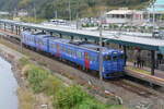 Dieseltriebzug der Serie KIHA66/67  Seaside Liner , In Bahnhof HUIS TEN BOSCH (in Präfektur Nagasaki), Am 03.11.2019.