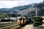 KIYUNI 17: Gepäck- und Posttransporte. Bild: KIYUNI 17 13 (キユニ17 13)(KI キ=Dieseltriebwagen;YU ユ =Posttransport;NI ニ =Gepäcktransport) in Awa Ikeda, 1.Januar 1979. Um 1966-70 wurden aus der grossen Serie von 402 Dieseltriebwagen Serie KIHA 17 (gebaut 1953-1957, ausgemustert bis 1980)11 Wagen (KIYUNI) für Gepäck- und Post-, und 5 Wagen (KINI) nur für Gepäcktransport umgebaut; ausgeschieden bis 1982. 