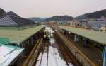 Kesennuma-Linie: Blick auf den etwas höher gelegenen Bahnhof Kesennuma - früher herrschte hier reger Betrieb, mit Zügen der Kesennuma-Linie von Süden her, Zügen der