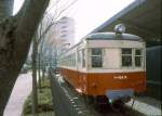 KIHA 04 (キハ04): 140 solche Benzinmotor-Triebwagen wurden 1933-1936 gebaut. Nach dem Krieg auf mannigfache Weise modernisiert. Sie verschwanden allmählich ab 1958 von der Staatsbahn und bildeten danach das Rückgrat unzähliger verlotterter, untergehender Privatbahnen. KIHA 04-8 im Sakura-Park in der Stadt Tsukuba, 28.März 1990.