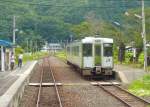 KIHA 111/112 (キハ111/112): Diese Triebwagen sind in Nordost-Japan überall anzutreffen; KIHA 111 und 112 haben je nur 1 Führerstand und bilden ein Paar, erstere haben Toilette, letztere haben keine. Baujahre 1991-1999. Total 47 Wagenpaare vorhanden. Bild: KIHA 112-119 in Kami Yonai im dicht bewaldeten Norden der japanischen Hauptinsel Honshû, 23.August 2008. 