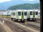 KIHA 110: Wie die KIHA 111/112 ist auch dieser Typ 20m lang, hat aber einen Führerstand an beiden Enden. 89 Wagen wurden zwischen 1990-1999 gebaut. Miyako an der Pazifikküste Nordost-Japans, KIHA 110-128 und daneben 110-132, 23.August 2008.
Der Wagen rechts (KIHA 110-132) wurde am 11.Dezember 2015 auf der Yamada Linie von einer Gerölllawine erfasst und blieb bis zum Abbruch im Mai 2017 liegen. 