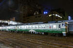 Im Anschluss an die Bilder von Karl Seltenhammer der ehemaligen japanischen JR East Serien KIHA 40 und 48 in Thailand noch ein Bild dieser Triebwagen in ihrer  Heimat  im nordwest-japanischen Akita. Beide Wagen sind heute in Thailand, sowohl KIHA 40 570 mit F�hrerst�nden an beiden Enden und KIHA 48 537 mit nur einem F�hrerstand. Sichtbar ist beim vordersten Wagen KIHA 40 570 die Sitzplatzanordnung als L�ngssitze der Wand entlang. Die Wagen waren entweder dunkelgr�n oder dunkelblau, wobei es bemerkenswert ist, dass sie in Thailand dasselbe Farbmuster �bernommen haben, aber in rot. Geblieben ist gem�ss Bild von Karl der stilisierte Vulkan Iwaki-san als grosses weisses Dreieck. 31.Oktober 2013 