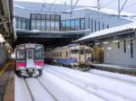 Serie 701 des Bezirks Akita - Begegnungen: Im Hauptbahnhof Akita wartet Zug 701-2 neben dem Dieselzug auf die Oga Halbinsel, geführt von KIHA 40 523. 12.Februar 2013. 