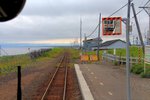 Spärlicher Lokalverkehr am Okhotsk'schen Meer auf Hokkaidô: Das Okhotsk'sche Meer ist umschlossen im Norden vom äussersten Osten Sibiriens mit der Stadt Magadan, im Osten von Kamtchatka und den Kurilen-Inseln, und im Westen von der Küste Sibiriens und der langgezogenen Insel Sakhalin. Hier kommen im Winter riesige Eisschollen nach Japan und lassen das Meer zufrieren. Auf Hokkaidô besass fast die ganze Küstenlinie am Okhotsk'schen Meer eine Bahnlinie (262,4 km), wovon heute noch 37,3 km übrig sind. Im Spiegel ist Triebwagen KIHA 54 519 zu sehen in Kitahama, wo niemand ein- oder aussteigt. 26.Juli 2016. SEMMÔ-LINIE 