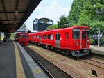 Im Erdbebengebiet von Zentral-Kyûshû: Als der schön verglaste Bahnhofsturm von Yufuin noch ganz war; jetzt sind alle Scheiben geborsten. Rechts der Zweiwagenzug KIHA 200-103 und 200-1103, links der Alleinfahrer KIHA 220-207. 27.Juli 2013. KYÛDAI-HAUPTLINIE 