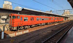 Triebzug 47 29 auf der Momotaro-Linie im Bahnhof Okayama am 27.