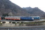 Von links nach rechts: KiHa35-901 Dieseltriebzug (Ein Teil der Vorderseite ist sichtbar), EF59-1 E-Lok, KiHa20-467 Dieseltriebzug, EF65-520 E-Lok, OShi17-2055 Speisewagen, im 05.03.2023, Usui-Tōge Tetsudō Bunka Mura (Usui Pass Railway Heritage Park)