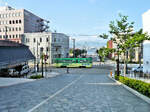 Die Strassenbahn von Hakodate (Japan, Süd-Hokkaidô): Klassischer Aufnahmestandort mit Blick auf den Hafen von Hakodate.