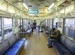 Innenraum eines Series 103 EMU auf der Nara-Line in JR Kyoto Station.