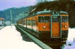 Serie 115 des zentraljapanischen Hochlands: Dreiwagenzug mit motorisiertem Endwagen KUMOHA 115-1023 in Ômae am Ende der Agatsuma-Linie im zentralen Gebirge. 8.März 1985.