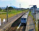 Serie 787 - Intercity-Betrieb im äussersten Süden Japans: Einfahrt des Zuges mit Steuerwagen KUHA 787-6 in Hayato.