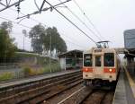 Serie 105 (4-türig): Als man die S-Bahnzüge Serie 103-1000 von Tokyo zerlegte, ergab das nur 2 Steuerwagen pro Zehnwagenzug; die dazwischen eingereihten Motorwagen bekamen deshalb beim Umbau Führerstände neueren Typs aufgepfropft. Im Bild steht ein solcher Wagen, KUMOHA 105-507, ein ehemaliger Zwischenwagen, in Wakigami. Dem Schutz des Wagenführers dienen die kleinen, sehr hoch gelegenen Frontfenster, doch ein ästhetischer Trick - scheinbar grosse Fenster - ermöglicht ein gefälligeres Aussehen. 3.Dezember 2012.  