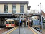 Serie 105 (4-türig): Der Bummelzug durch die kleinen Dörfer im Hinterland der Stadt Nara ist in Takada angekommen, jetzt heisst es Umsteigen auf den Eilzug nach Osaka (Zug 221-21). Der Bummelzug zeigt den Steuerwagen KUHA 104-506, einen ehemaligen Zwischenmotorwagen, dem man die Motoren entfernt und einen Führerstand gegeben hat. 3.Dezember 2012.  