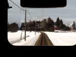 Serie 115 des zentraljapanischen Hochlands: Blick von hinter der Front-Abschrankung des motorisierten Frontwagens KUMOHA 115-1083. Beim Aufstieg zum Pass, der nach Nagano hinüber führt, kommt der Zug an vielen Bergdörfern vorbei; im Vordergrund sieht man Grabanlagen. Wenn der Hokuriku-Shinkansen nach Toyama und Kanazawa in Kürze fertig sein wird, dann kann man diese Strecke in einem endlos langen Tunnel geniessen...  Unterhalb Nihongi, 2.März 2010. 