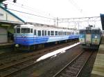 Serie 115 des zentraljapanischen Hochlands: Ein Zug aus der Region Niigata mit dem neuen dunkelblau/hellblauen Anstrich ist nach Arai an der Passstrecke vom Japanischen Meer nach Nagano gekommen;