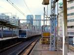 Serie 209: Von Tokyo Hauptbahnhof herkommend fährt ein Zug in Tokyo-Kanda ein (geführt von Steuerwagen KUHA 209-49); 16.August 2008.