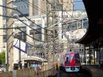 Serie 253: Inmitten eines unglaublichen Gewirrs von Drähten, Kabel, Gitter, Masten, Pfosten und sogar einer Hängebahn durchfährt ein Narita-Express den Bahnhof Chiba.