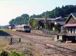 Serie 313: Ein Zweiwagenzug der ersten Lieferung an der Endstation der Stichlinie nach Mino Akasaka in Zentraljapan.
