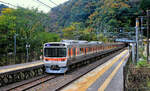 Die neuen Vororts- und Regionalzüge Serie 315 von JR Tôkai (JR Central): Zug 315-10 in der Kokokei-Schlucht, westlich von Nagoya.