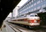 Serie 781: Wechselstromzug (20 kV/50 Hz) der ehemaligen Staatsbahn für die im Winter sehr kalte und schneereiche Nordinsel Hokkaido, gebaut 1978/1980; insgesamt 48 Wagen. Bis 2007 durch neuere Züge ersetzt. Im Bild wartet der von KUMOHA 781-1 geführte Zug in Sapporo auf Abfahrt nach Muroran, einer Industriestadt an der Südküste von Hokkaido; die Stirnfronttafel trägt den Zugsnamen  Lilac  (engl.  Flieder ). 20.September 1984. (KU ク= mit Füherstand, MO モ= mit Motor, HA ハ= mit gewöhnlichen Sitzplätzen)  