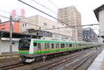 Serie 233 für weite Distanzen um Tokyo herum (Serie 233-3000): Diese Züge haben nicht nur Wagen mit Längssitzen wie üblich im S-Bahnverkehr, sondern auch Wagen mit Sitzgruppen und zwei Doppelstock- Green Car -Wagen (zuschlagspflichtig). Gebaut 2011-2013 (zwei Prototypen 2007/2010); es gibt 33 Zehnwagenzüge und 36 Fünfwagenzüge, die meist zu langen Fünfzehnwagenzügen zusammengesetzt sind. Diese Züge legen – zusammen mit der Serie 231-8000 - täglich grosse Distanzen zurück, oft mehr als 1000 km Tag durch das Häusermeer der Kantô-Ebene mit Kernpunkt Tokyo. Pro Fahrt benötigen sie von Endstation zu Endstation dreieinhalb bis 4 Stunden. Nördlich und nordöstlich von Tokyo erreichen sie die Gebiete um die Städte Takasaki und Utsunomiya (und kommen bis zur Grenze zum Wechselstrombereich in Kuroiso, 163,3 km von Tokyo entfernt), südlich und südwestlich von Tokyo erreichen sie entweder die Miura-Halbinsel oder das Gebiet um die Stadt Atami am Pazifik (104,6 km von Tokyo). Tokyo selber durchfahren sie als wichtige innerstädtische Linien auf zwei Wegen (via Shinjuku oder via Tokyo Hauptbahnhof). Bild: Zug 233-3031 fährt aus der Stadt Takasaki aus zurück nach Tokyo und weiter an die Pazifikküste, 13.April 2015.   