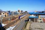 Ein Hochgeschwindigkeitszug des Yamagata Shinkansen (E3 Nr.1003) fährt aus dem Städtchen Yonezawa auf dem Yamagata Hochplateau aus, Richtung Tokyo.
