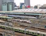 Der Hokuriku-Shinkansen am Tokyo Hauptbahnhof: In der Bildmitte wartet ein Zug Typ E7 / W7 auf Abfahrt nach Kanazawa.