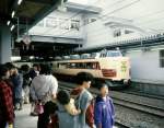 Serie 481 / 485: Ein doppelt historisches Bild - seit Jahrzehnten waren die carminrot/beige-gestrichenen Intercity-Züge Serie 481/485 das Rückgrat der Küstenlinie nach Akita, und seit