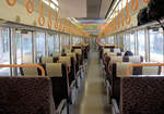 Auf der Ainokaze Toyama Bahn: Jetzt kann man sich's bequem machen, im Triebwagenzug 521-13. 18.März 2024 