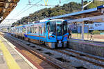 Die IR Ishikawa Privatbahn: Am 16.März 2024 wurde die Hochgeschwindigkeitsbahn Shinkansen um weitere 125 km von Kanazawa bis Tsuruga verlängert; jetzt fehlt nur noch ein relativ kurzes Stück Shinkansen-Strecke bis zu den Grossstädten Kyoto und Osaka. Mit der Eröffnung des Shinkansen bis Tsuruga stiess die JR ihre gesamte alte Hauptlinie dem Japanischen Meer entlang an lokale Betreiber ab. Innerhalb der Praefektur Ishikawa übernahm die IR Ishikawa Bahn die Strecke bis zur Praefekturgrenze zu Fukui im Süden. So sind zu den bisherigen 20, 6 km Strecke von der Praefekturgrenze zu Toyama im Norden bis Kanazawa jetzt weitere 64, 2 km nach Süden dazugekommen. 16 weitere, bisher von JR West Japan betriebene Züge Serie 521 wurden von der IR Ishikawa Bahn übernommen und im charakteristischen Hellblau der alten Seidenfärbetradition von Kanazawa gestrichen worden. Hier steht Zug 521-56 in Tsubata, etwas nordöstlich von Kanazawa. 3.November 2018  