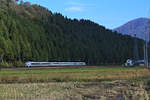 Die Intercity-Züge nach Kanazawa, dem Japanischen Meer entlang: Ein Zweistromzug Serie 681 in einem Dienst Kanazawa - Maibara (mit Anschluss nach Nagoya).