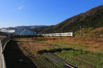 Die Intercity-Züge nach Kanazawa, dem Japanischen Meer entlang: Von Tokyo im Osten Japans aus ist die Verbindung zur wichtigen Stadt Kanazawa am Japanischen Meer bereits in der Hand des Hochgeschwindigkeitszuges Shinkansen. Von Osaka im Westen Japans aus wird noch an der Hochgeschwindigkeitsstrecke gebaut;noch kurze Zeit fahren in dieser Verbindung die 1067mm-Spur-Züge. Im Bild kommt ein 9-Wagenzug Serie 683 (Zweistrom) als Kurs Osaka-Kanazawa durch die Berge zum Japanischen Meer. Yuno-o, 5.November 2018    