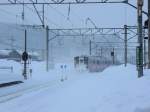 Serie 701 des Bezirks Akita: Zwei blaue Büschel sind am Ende des Bahnsteigs von Ôwani Onsen aufgestellt; so weiss der Wagenführer auch im Schnee genau, wo er anzuhalten hat. Im Bild fahren die beiden Züge 701-17 und 701-25 aus. 11.Februar 2013. 