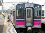 Serie 701 des Bezirks Akita auf der Tsugaru-Halbinsel: Der Dreiwagenzug 701-3 wartet im Dorf Kanita auf seine Rückfahrt nach Aomori, der nördlichsten Stadt der japanischen Hauptinsel. 8.Juli 2010. 