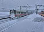 Serie 701 des Bezirks Akita - durchs Gebirge von Akita nach Aomori: Ausfahrt der beiden Züge 701-17 und 701-25 aus Ôwani Onsen, 11.Februar 2013.