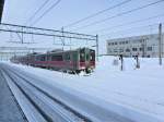 Serie 701 des Bezirks Akita - durchs Gebirge von Akita nach Aomori: In Hirosaki machen die beiden Züge 701-103 und 701-16 Mittagspause. Der Himmel zeigt sich zwar blau, doch schneit es. 11.Februar 2013. 