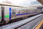 Serie 733, die neuen S-Bahnzüge für die Agglomeration Sapporo auf Hokkaidô. Die Sechswagenzüge von Sapporo zum Flughafen führen einen Wagen mit reservierten bequemen Sitzplätzen, hier ist Zug 733-3103 zu sehen in Minami Chitose, wo die Tunnelstrecke zum Flughafen abzweigt. 25.Oktober 2015. 