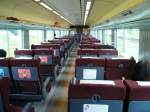 Serie 789: Die Wagen sind schlicht und bequem. Die Sitzplatzpaare werden an den Endstationen jeweils in Fahrtrichtung umgedreht, können aber auch von den Fahrgästen mittels Pedal wenn gewünscht gedreht werden. Im Wagen MO-HA 789-1003 bei Asahikawa,Insel Hokkaidô, 28.August 2008.