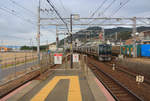 Ein Zug der Serie 207 (No. KUHA 207-12) bei der Einfahrt in Suma. Diese 4-türigen Gleichstromzüge für den Verkehr mit Halt an allen Stationen im S-Bahnverkehr um die grossen Städte Kyôto - Ôsaka - Kôbe haben im Inneren Längssitze, um möglichst viel Stehplatz zu schaffen. Die Züge verkehren auch über die JR-U-Bahnlinie (JR Tôzai Linie) durch Ôsaka hindurch. Es gibt heute 69 4-Wagenzüge, 67 3-Wagenzüge (einer stillgelegt) und einen 7-Wagenzug. Gebaut 1991-2003. 6.November 2018  SANYÔ HAUPTLINIE 