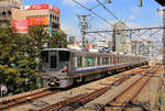 S-Bahnzüge Serie 225 für die Region Kansai (das Gebiet um Kyôto – Ôsaka – Kôbe); Gleichstrom 1500 V. Diese Züge haben nur 3 Seitentüren (Züge für Halt an allen Stationen haben 4) und bequeme Hintereinander-Sitze mit in Fahrtrichtung umklappbaren Rückenlehnen (Züge für Halt an allen Stationen haben Längssitze). Die Serie 225 ist die Nachfolgerin derSerie 223; seit 2010 wurden 372 Wagen gebaut (eingereiht als 51 4-Wagenzüge, 16 6-Wagenzüge und 9 8-Wagenzüge). Im Bild ist Zug 225-5004 von 2010; er verbindet gerade die Ôsaka-Ringbahn mit dem Internationalen Flughafen Kansai. Kyôbashi(in der Stadt Ôsaka), 28.März 2017  ÔSAKA RINGBAHN / HANWA LINIE / KANSAI FLUGHAFENLINIE  