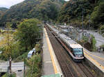 JR Tôkai (JR Central), Intercityzüge Serie 383: 1994-1996 wurde diese Serie mit - gegenüber der älteren Serie 381 stark verbesserten - Eigenschaften des neigbaren Wagenkastens in Dienst gestellt. Sie verkehren auf der steilen und gebirgigen Strecke von Nagoya das Kiso-Tal hinauf auf das zentraljapanische Hochplateau von Matsumoto und von dort ins Becken von Nagano hinunter. Es bestehen 9 Grundzüge zu 6 Wagen, wovon der ostseitige als Panorama-Erstklasswagen ausgeführt ist. Daneben gibt es als Ergänzungsmodule 3 Züge zu 4 Wagen und 5 Züge zu 2 Wagen; alle haben Stirnwände mit Durchgangstüren. Im Bild fährt ein 10-Wagenzug (6 Wagen Zug 383-3 + 3 Wagen Ergänzungsmodul 383-101) durch die Schlucht von Kokokei; zuvorderst der Erstklass-Panoramawagen. 6.November 2023 