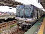 Serie 223: 1993-2008 gebaut für S-Bahndienste im Raum Kansai (Kyoto-Osaka-Kôbe). Es gibt 39 8-Wagen-, 14 6-Wagen-, 121 4-Wagenzüge, dazu 23 2-Wagenzüge für Dienste ausserhalb des S-Bahnnetzes, und 1 Dienstwagen. Bei den meisten Zügen V/max 130 km/h; Gleichstrom. Die Züge haben sehr bequeme gepolsterte Quersitze mit in Fahrtrichtung umlegbarem Rücken. Im Bild ist der Zug mit dem motorisierten Frontwagen KUMOHA 223-3011 an der Sitze von Kyoto gekommen und wird weiterfahren in den ehemaligen Wechselstrombereich über den Pass nach Tsuruga auf der anderen Seite Japans am Japanischen Meer. Ômi Imazu, 19.Juni 2011.  