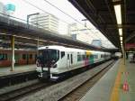 Serie 257 Intercityzüge: 2001 wurden für die Intercity in die Bergstädte westlich von Tokyo (nach Kôfu, Matsumoto und Nagano) 16 9-Wagenzüge und 5 2-Wagen-Verstärkungsmodule in Betrieb gesetzt (Serie 257-0). 2004 kamen 19 5-Wagenzüge (Serie 257-500) für die Intercity auf die Bôsô-Halbinsel und Richtung Narita und Chôshi im Osten von Tokyo dazu. Hier steht ein Zug der Serie 257-0 mit Steuerwagen KUHA 257-111 in Tokyo-Mitaka, 1.September 2008.