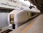 Serie 651: 1988-1992 gebaute Züge für 1500V Gleichstrom (im Grossraum Tokyo) und ab dort 20kV/50Hz-Wechselstrom, erstmals für 1067mm-Spur-Züge betrieblich zulässige Höchstgeschwindigkeit 130km/h. Das Einsatzgebiet war von Tokyo aus die Küstenstrecke bis nach Sendai hinauf. Seit der Tsunami- (und im Gefolge davon) der AKW-Katastrophe von Fukushima gibt es kein Durchkommen mehr nach Sendai, und der Zuglauf endet in Iwaki. Es gibt 9 7-Wagenzüge und 9 4-Wagenzüge. Heute ist die Serie 651 durch neue Züge ersetzt; viele sind jetzt im Norden Japans abgestellt. Bild: Zug Nr. 1 mit Steuerwagen KUHA 651-101 am Ueno-Bahnhof in Tokyo, 15.Oktober 2011. 