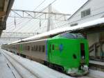 Serie 789: Wechselstromzüge, beschafft 2002-2011 für den Verkehr von Nord-Japan durch den rund 54 km langen Unterseetunnel auf die Insel Hokkaidô. Es gibt 6 Grundkompositionen zu je 6 Wagen, und 3 Ergänzungsmodule zu 2 Wagen. Die Bezeichnung HEAT bedeutet  Hokkaido Express Advanced Train , doch  Wärme  ist auch willkommen auf den Steilrampen tief unter das sicherlich eiskalte Meer. Im Bild der neuste Zug 789-106, geführt vom Steuerwagen mit Luxusabteil KUROHA 789-106. Aomori, 12.Februar 2013. 